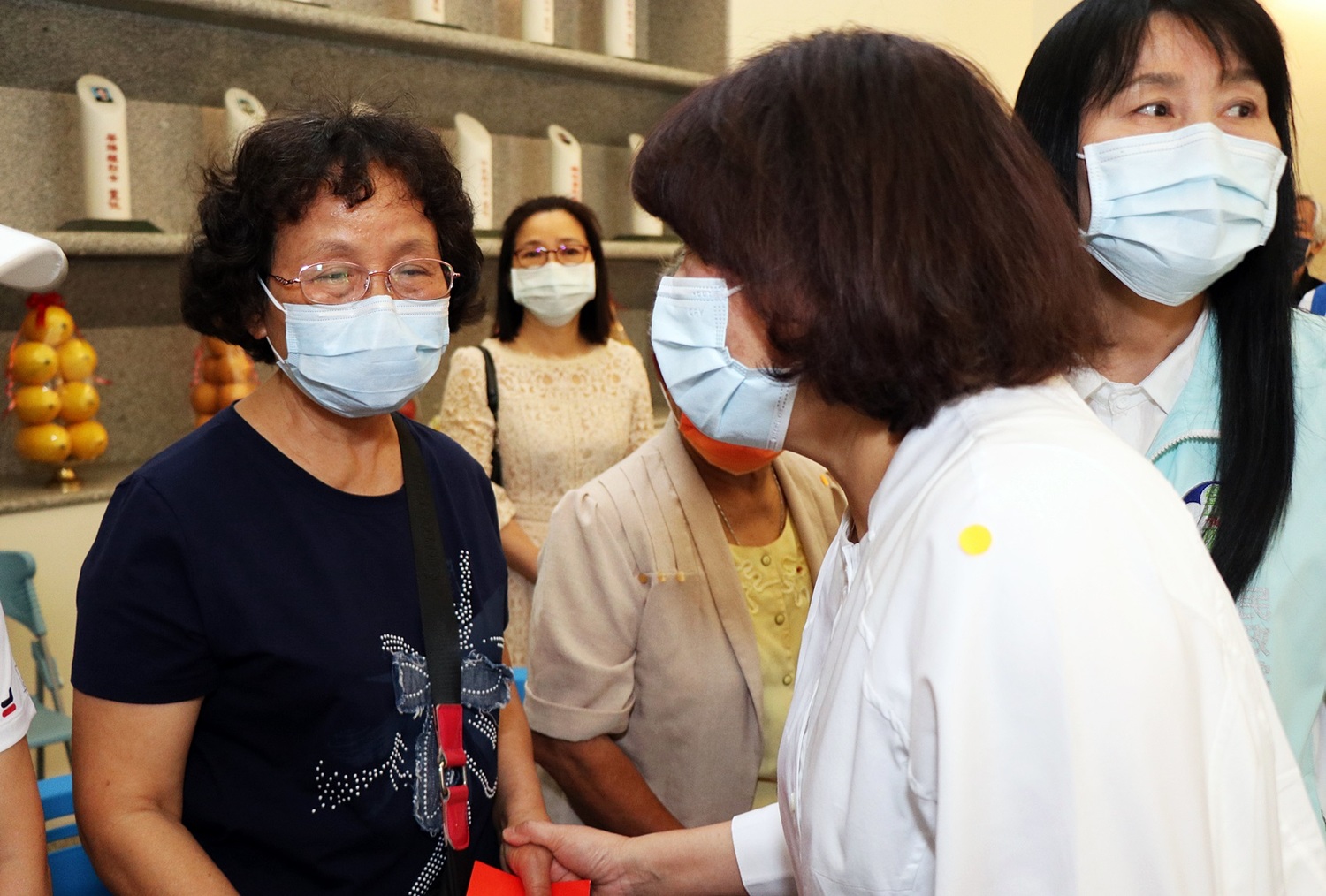 嘉義市長黃敏惠慰問李承翰的母親張秀珍。 圖:嘉義市政府/提供 嘉義市長黃敏惠慰問李承翰的母親張秀珍。 圖:嘉義市政府/提供