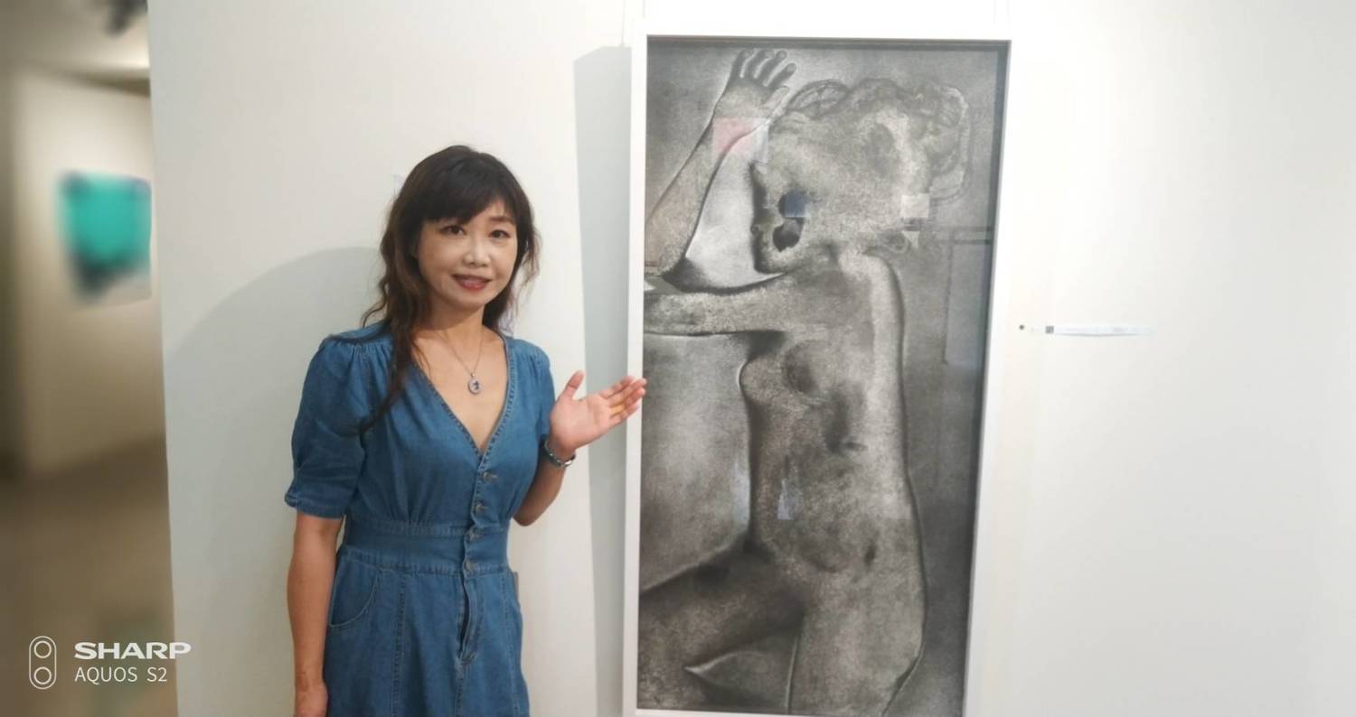 國際策展人陳美芬推介Hanna的腐蝕版畫作品。 圖:孫家銘/攝 國際策展人陳美芬推介Hanna的腐蝕版畫作品。 圖:孫家銘/攝