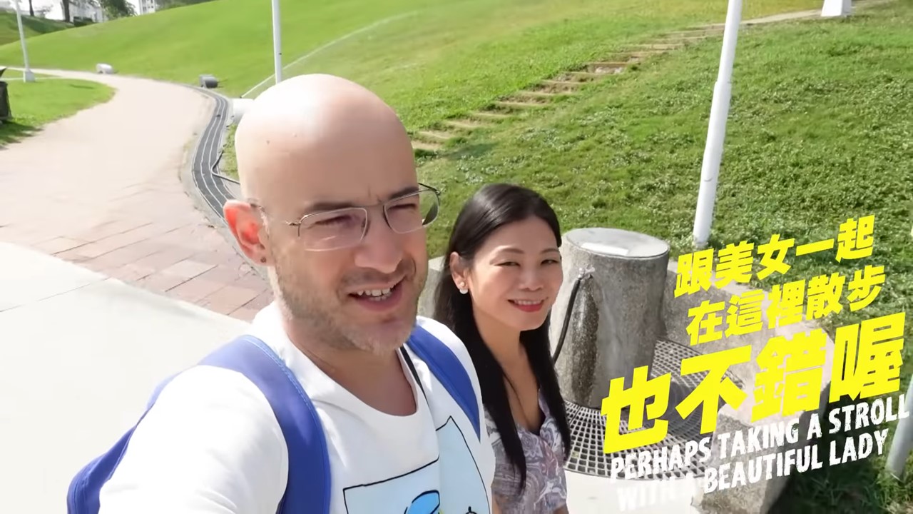 吳鳳和老婆體驗台中捷運試乘,大讚便利又好玩。 圖:翻攝自吳鳳YouTube 吳鳳和老婆體驗台中捷運試乘,大讚便利又好玩。 圖:翻攝自吳鳳YouTube