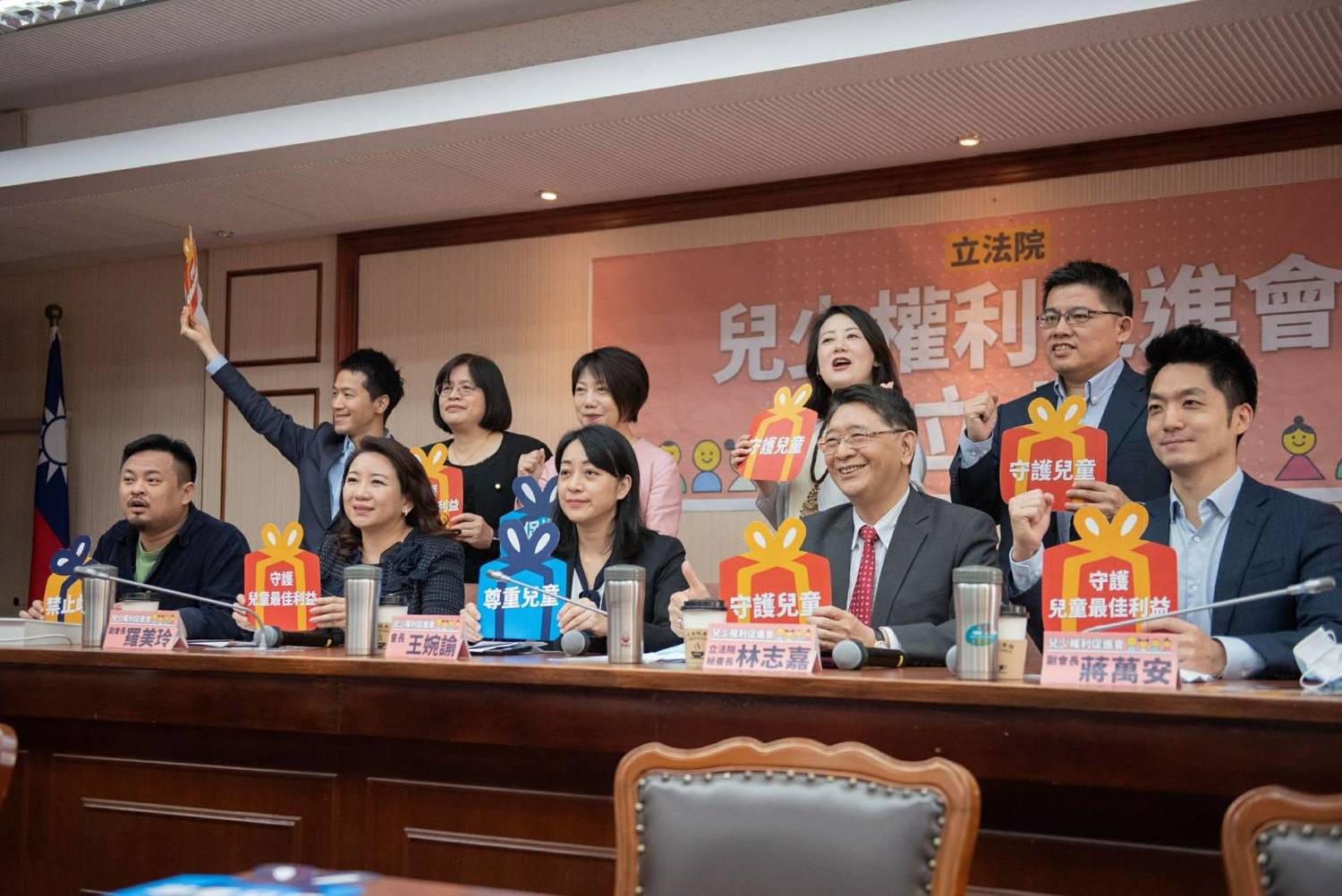 王婉諭今日上午在立法院舉行「兒少權利促進會」成立大會,邀請立法院秘書長林志嘉與逾20位跨黨派立委與會。 圖:王婉諭辦公室/提供 王婉諭今日上午在立法院舉行「兒少權利促進會」成立大會,邀請立法院秘書長林志嘉與逾20位跨黨派立委與會。 圖:王婉諭辦公室/提供