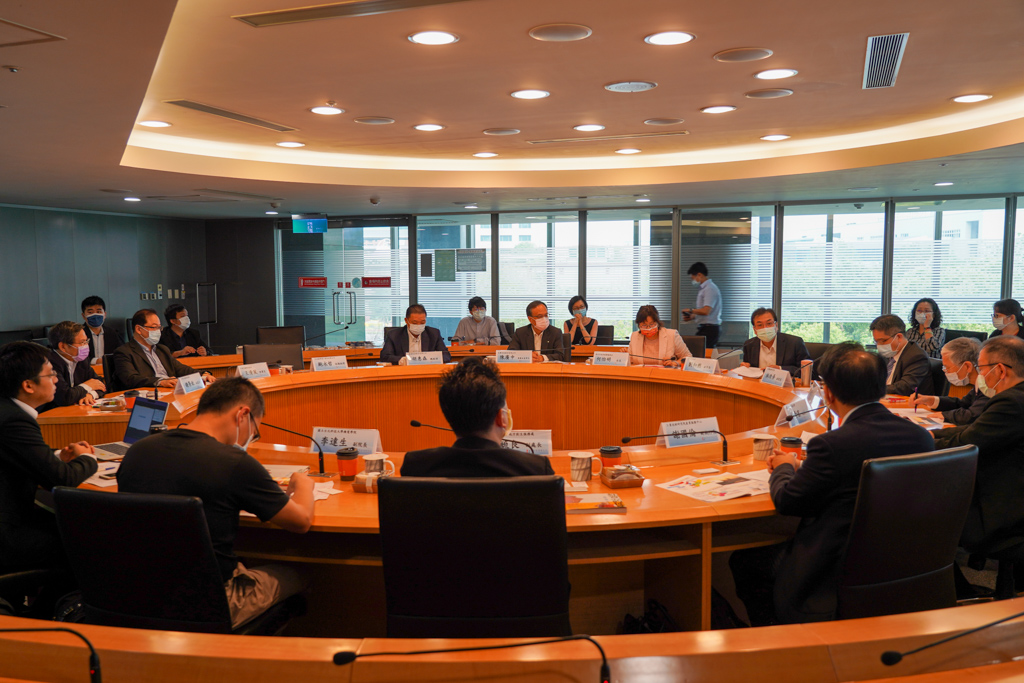 新北市政府舉辦「新北市2030年產業政策發展願景」專家學者座談會,透過匯聚各界能量,讓新北產業蓬勃發展。 圖:新北市經發局提供 新北市政府舉辦「新北市2030年產業政策發展願景」專家學者座談會,透過匯聚各界能量,讓新北產業蓬勃發展。 圖:新北市經發局提供