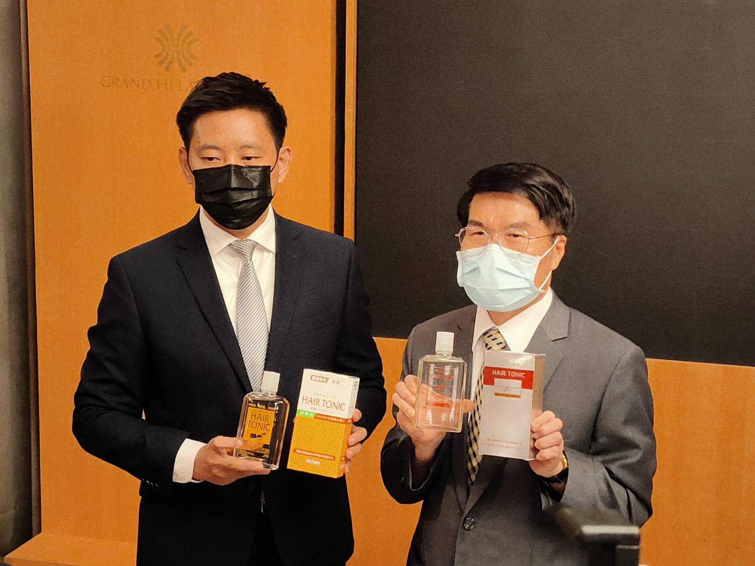 簡振茂(右)手拿正品、胡高誠律師(左)手拿仿冒品做比較,呼籲消費者勿在網路購買來路不明商品。 圖:雅娜蒂公司/提供 簡振茂(右)手拿正品、胡高誠律師(左)手拿仿冒品做比較,呼籲消費者勿在網路購買來路不明商品。 圖:雅娜蒂公司/提供