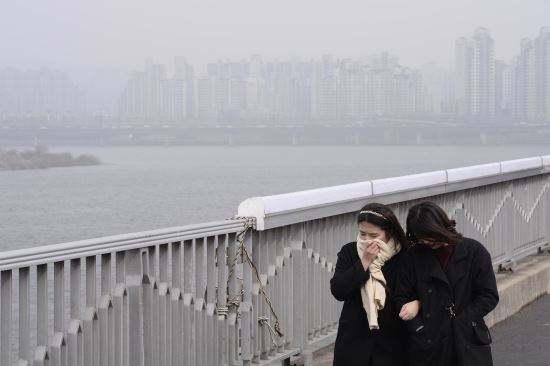 南韓民眾受不了來自中國的沙塵暴,以衣物遮壁口、鼻。 圖 : 翻攝自人民網 / 韓國頻道 南韓民眾受不了來自中國的沙塵暴,以衣物遮壁口、鼻。 圖 : 翻攝自人民網 / 韓國頻道