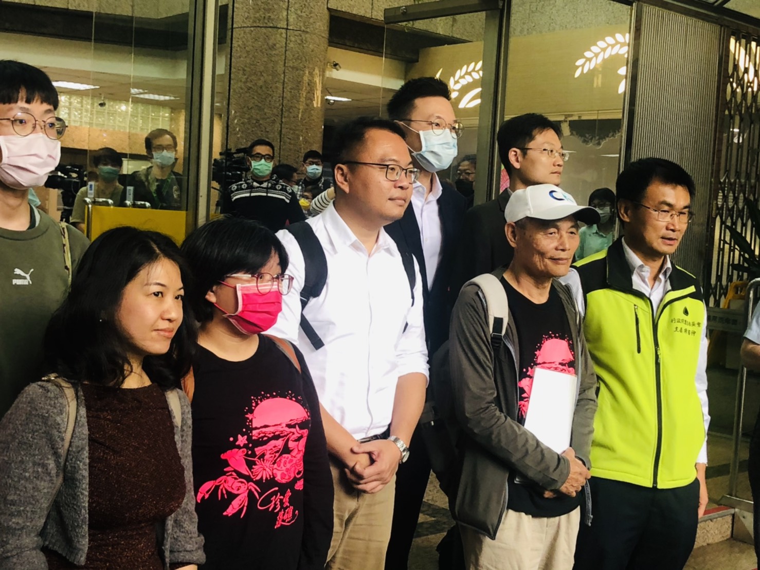 藻礁公投推動聯盟今(31)天到農委會與主委陳吉仲面對面溝通,民進黨副秘書長林飛帆也應陳吉仲之邀出席,圖為會後合影。 圖:謝莉慧/攝 藻礁公投推動聯盟今(31)天到農委會與主委陳吉仲面對面溝通,民進黨副秘書長林飛帆也應陳吉仲之邀出席,圖為會後合影。 圖:謝莉慧/攝