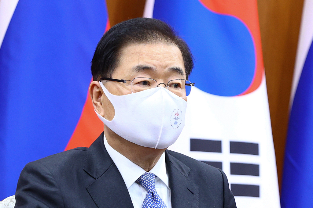南韓外交部長官鄭義溶向美方強調,南韓去年應美方請求提供了新冠肺炎的診斷工具和口罩,希望美方「念及舊情」,幫助南韓解決疫苗取得困難的問題。 圖 : 翻攝自環球時報 南韓外交部長官鄭義溶向美方強調,南韓去年應美方請求提供了新冠肺炎的診斷工具和口罩,希望美方「念及舊情」,幫助南韓解決疫苗取得困難的問題。 圖 : 翻攝自環球時報