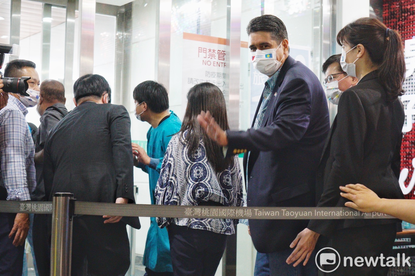來訪的帛琉總統恕惠仁伉儷和台灣遊客一起排隊進行PCR檢測。 圖:張良一/攝 來訪的帛琉總統恕惠仁伉儷和台灣遊客一起排隊進行PCR檢測。 圖:張良一/攝