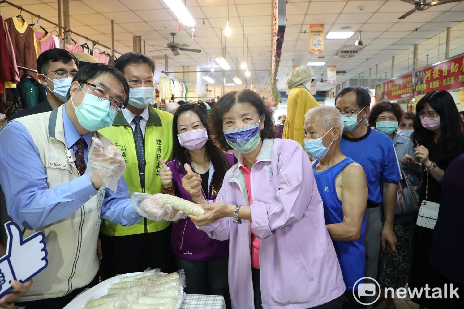 台南市長黃偉哲(左)前往虎尾寮市場,了解攤商如何用當季新鮮蔬果取代砂糖做出「鳳梨鮮蔬果潤餅」,並將現包現做的潤餅也發送給民眾及社區長者。 圖:黃博郎/攝 台南市長黃偉哲(左)前往虎尾寮市場,了解攤商如何用當季新鮮蔬果取代砂糖做出「鳳梨鮮蔬果潤餅」,並將現包現做的潤餅也發送給民眾及社區長者。 圖:黃博郎/攝