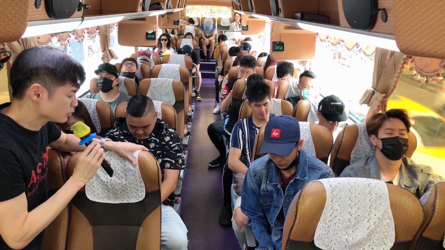 藝人們在遊覽車上誠心替今日在太魯閣號出軌意外的受難者禱告。 圖:翻攝自「藝起發光」臉書粉專 藝人們在遊覽車上誠心替今日在太魯閣號出軌意外的受難者禱告。 圖:翻攝自「藝起發光」臉書粉專