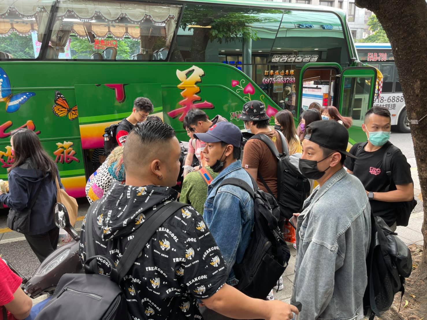 由藝人宋逸民帶領的教會「藝起發光」原本是要搭乘出軌的太魯閣號前往花蓮進行演唱會演出,但後來因訂不到票才改包車前往。 圖:翻攝自「藝起發光」臉書粉專 由藝人宋逸民帶領的教會「藝起發光」原本是要搭乘出軌的太魯閣號前往花蓮進行演唱會演出,但後來因訂不到票才改包車前往。 圖:翻攝自「藝起發光」臉書粉專