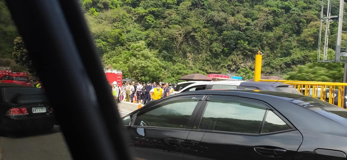 台鐵408次太魯閣號今日上午途經花蓮大清水隧道發生與工程車擦撞的意外,蘇花改路邊可見大批警消及民眾。 圖:翻攝自「爆料公社」臉書社團 台鐵408次太魯閣號今日上午途經花蓮大清水隧道發生與工程車擦撞的意外,蘇花改路邊可見大批警消及民眾。 圖:翻攝自「爆料公社」臉書社團