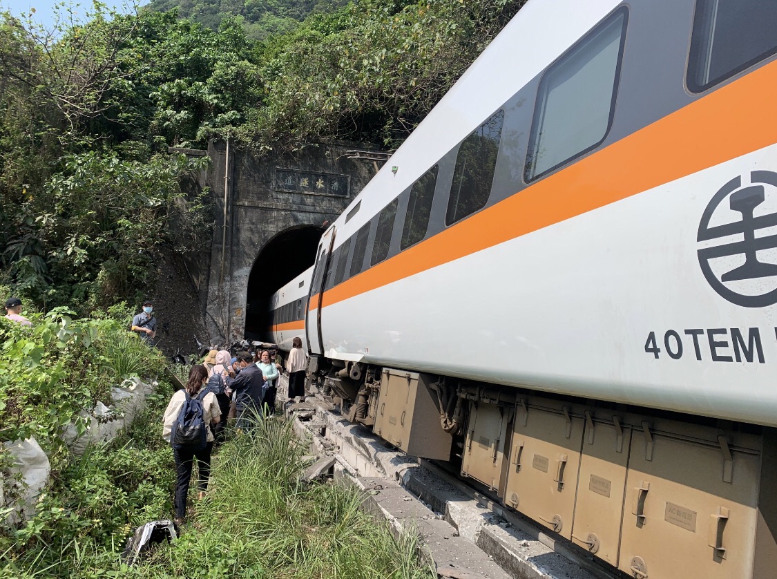 台鐵408次太魯閣號列車4月2日在清水隧道發生出軌,造成51死、187傷的重大意外。 圖 : 中央災害應變中心提供 台鐵408次太魯閣號列車4月2日在清水隧道發生出軌,造成51死、187傷的重大意外。 圖 : 中央災害應變中心提供