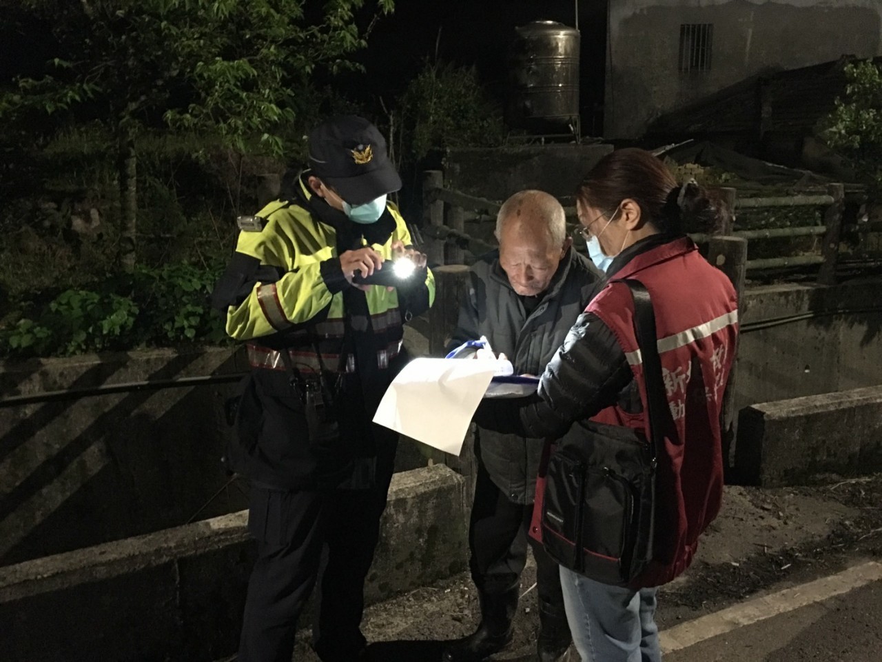 動保處防疫人員連夜進行訪視11間豬場。 圖:新北市動保處提供 動保處防疫人員連夜進行訪視11間豬場。 圖:新北市動保處提供