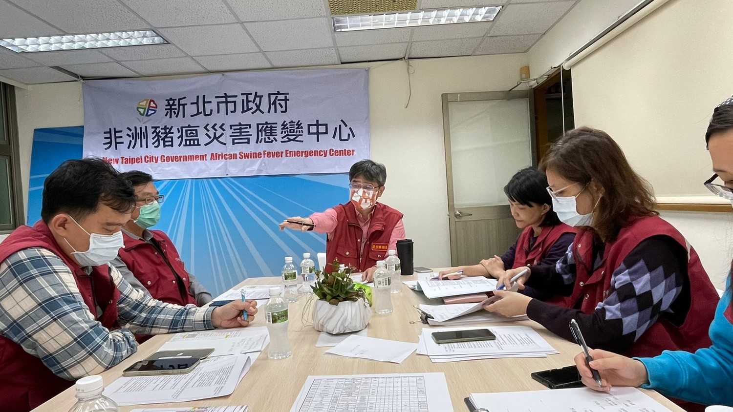 新北市政府農業局晚間立即啟動非洲豬瘟確診應變中心,局長李玟(中)主持會議。 圖:新北市動保處提供 新北市政府農業局晚間立即啟動非洲豬瘟確診應變中心,局長李玟(中)主持會議。 圖:新北市動保處提供
