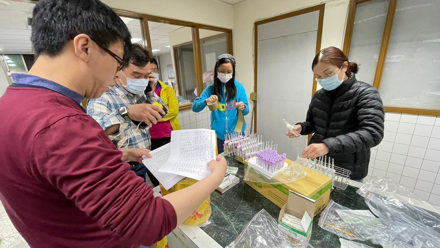 防疫人員整備物資。 圖:新北市動保處提供 防疫人員整備物資。 圖:新北市動保處提供