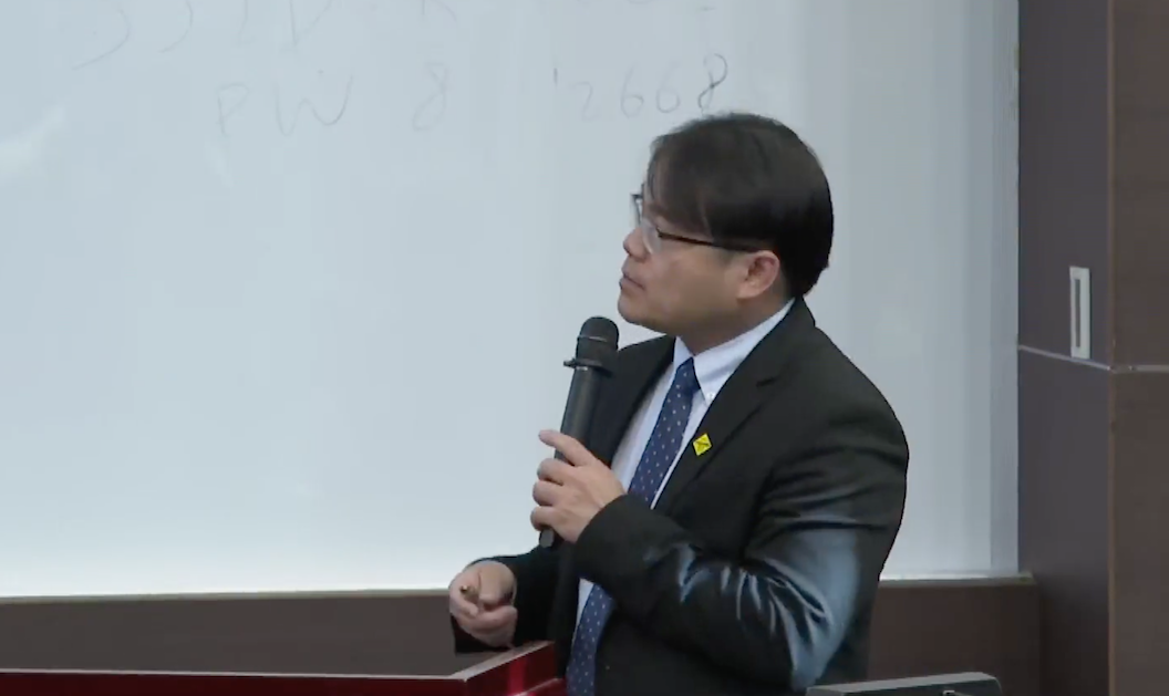 運安會委員李綱表示,從工程車上的紀錄卡上可解讀出來當時工程車是翻滾下坡,且現場不只一台車,還有其他工程車也在工作。 圖:翻攝自網路 運安會委員李綱表示,從工程車上的紀錄卡上可解讀出來當時工程車是翻滾下坡,且現場不只一台車,還有其他工程車也在工作。 圖:翻攝自網路