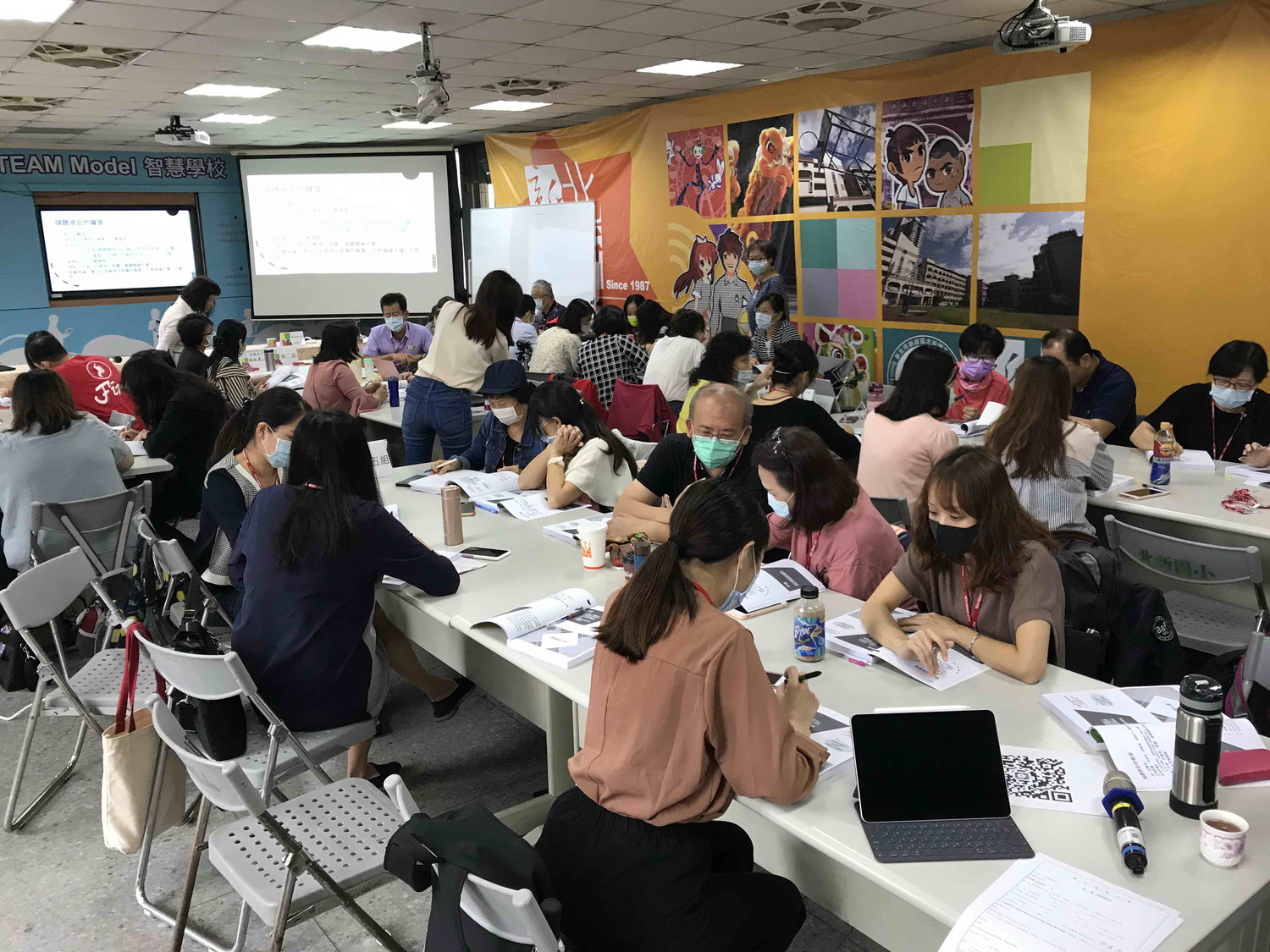 109學年度新北工作坊參與學員交流討論。 圖:新北市教育局提供 109學年度新北工作坊參與學員交流討論。 圖:新北市教育局提供