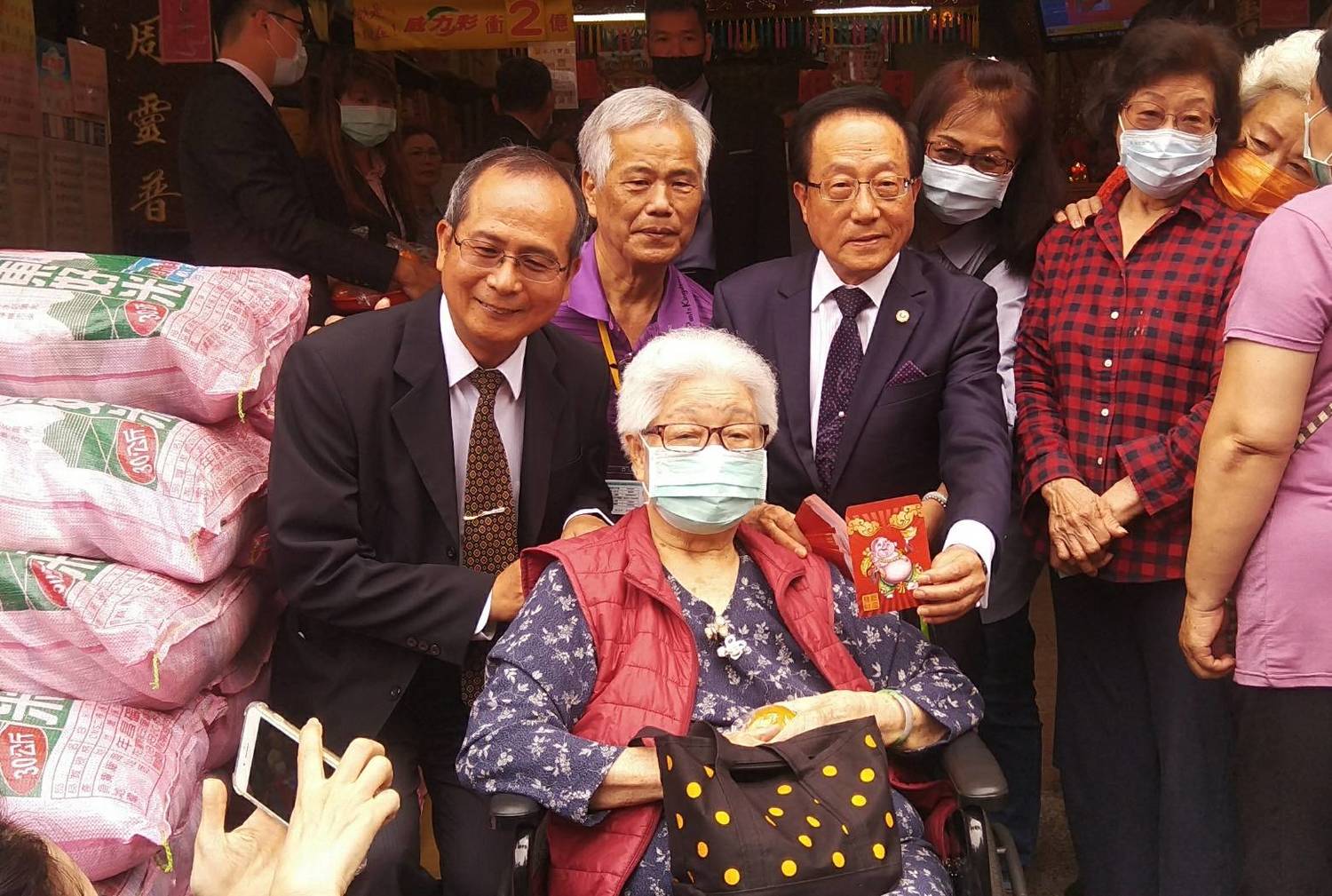 搶頭香領到彩券和橘子的老婆婆。 圖:孫家銘/攝 搶頭香領到彩券和橘子的老婆婆。 圖:孫家銘/攝