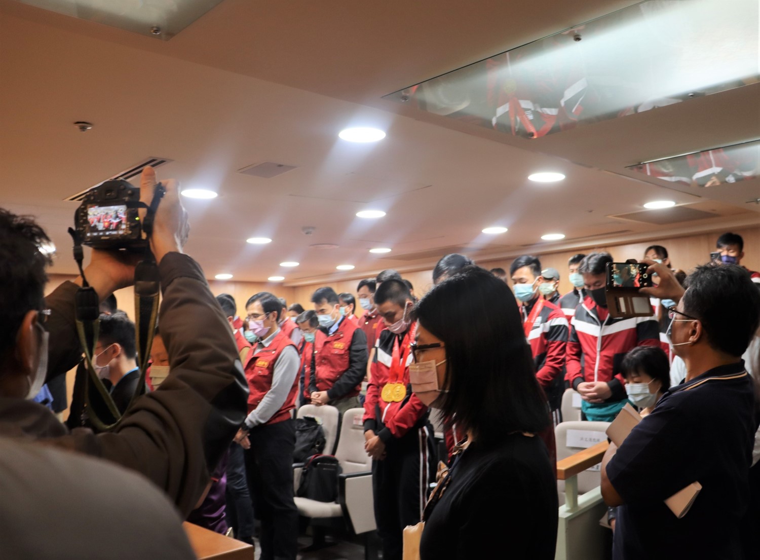 全場為台鐵太魯閣號事故罹難者默哀致意。 圖:新北市原民局提供 全場為台鐵太魯閣號事故罹難者默哀致意。 圖:新北市原民局提供