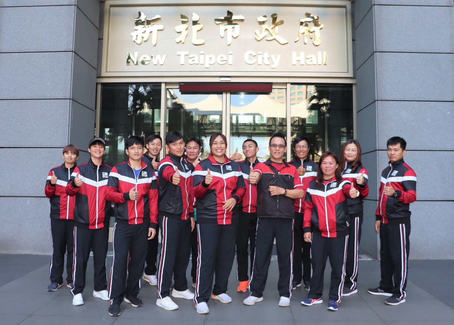 全原運新北代表隊4月7日由林慶勝總教練 (右五)帶隊獻獎。 圖:新北市原民局提供 全原運新北代表隊4月7日由林慶勝總教練 (右五)帶隊獻獎。 圖:新北市原民局提供