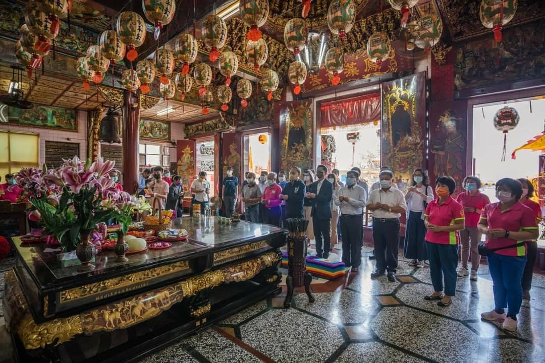 史哲率市府團隊前往林園鳳芸宮林香祝禱。 圖:翻攝史哲臉書 史哲率市府團隊前往林園鳳芸宮林香祝禱。 圖:翻攝史哲臉書