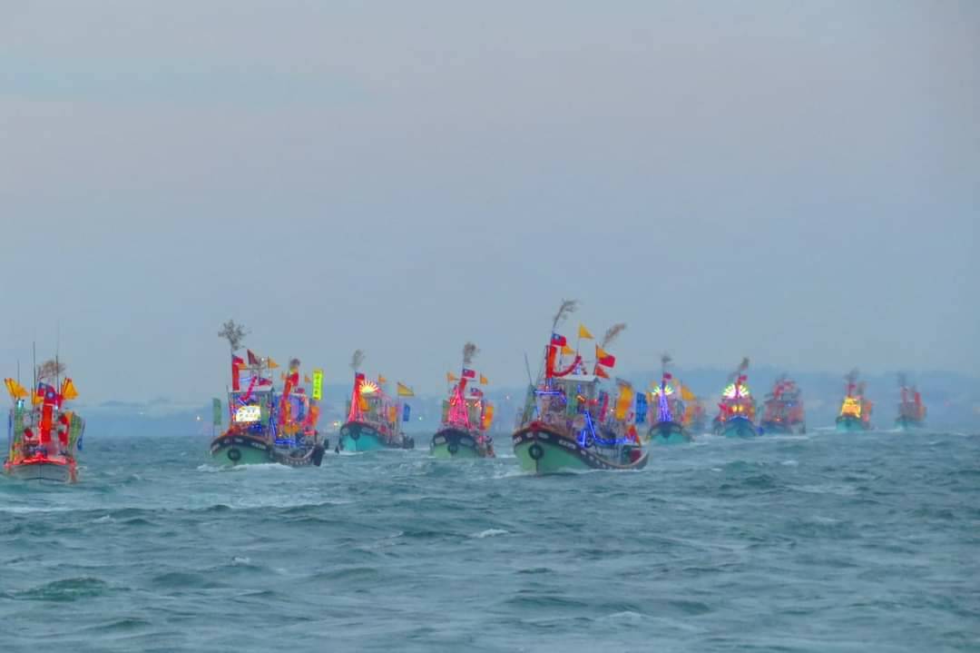 林園鳳芸宮四年一科的海上巡香陣容浩大。 圖:翻攝史哲臉書 林園鳳芸宮四年一科的海上巡香陣容浩大。 圖:翻攝史哲臉書