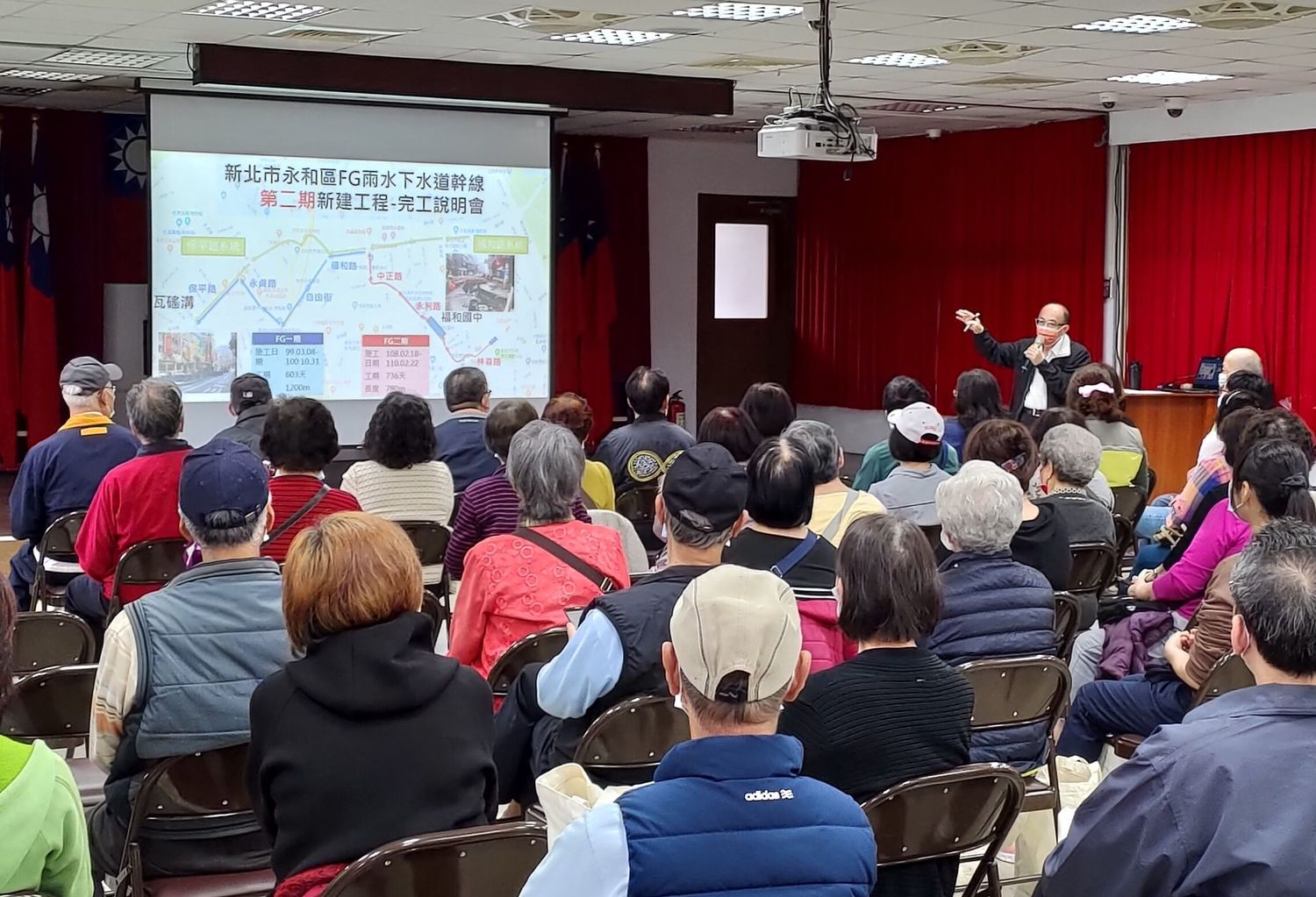 水利局長宋德仁今天帶領施工團隊在永和區公所舉辦完工說明會。 圖:新北市水利局提供 水利局長宋德仁今天帶領施工團隊在永和區公所舉辦完工說明會。 圖:新北市水利局提供
