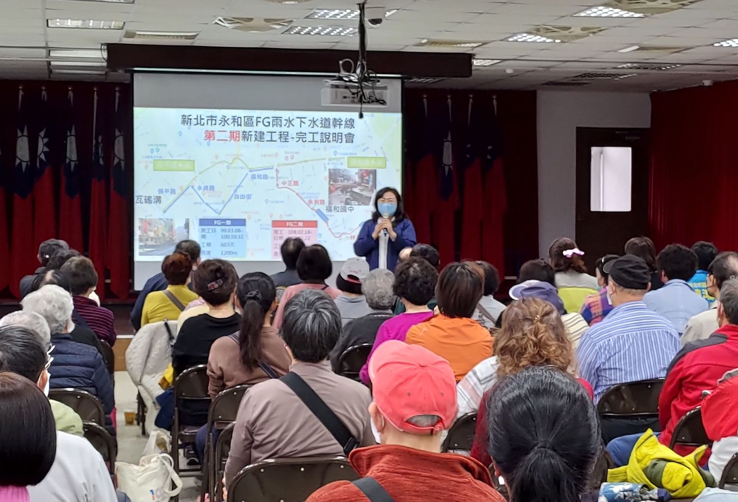 新北市議員連斐璠向民眾說明改善過程,並感謝市府聽取民意。 圖:新北市水利局提供 新北市議員連斐璠向民眾說明改善過程,並感謝市府聽取民意。 圖:新北市水利局提供
