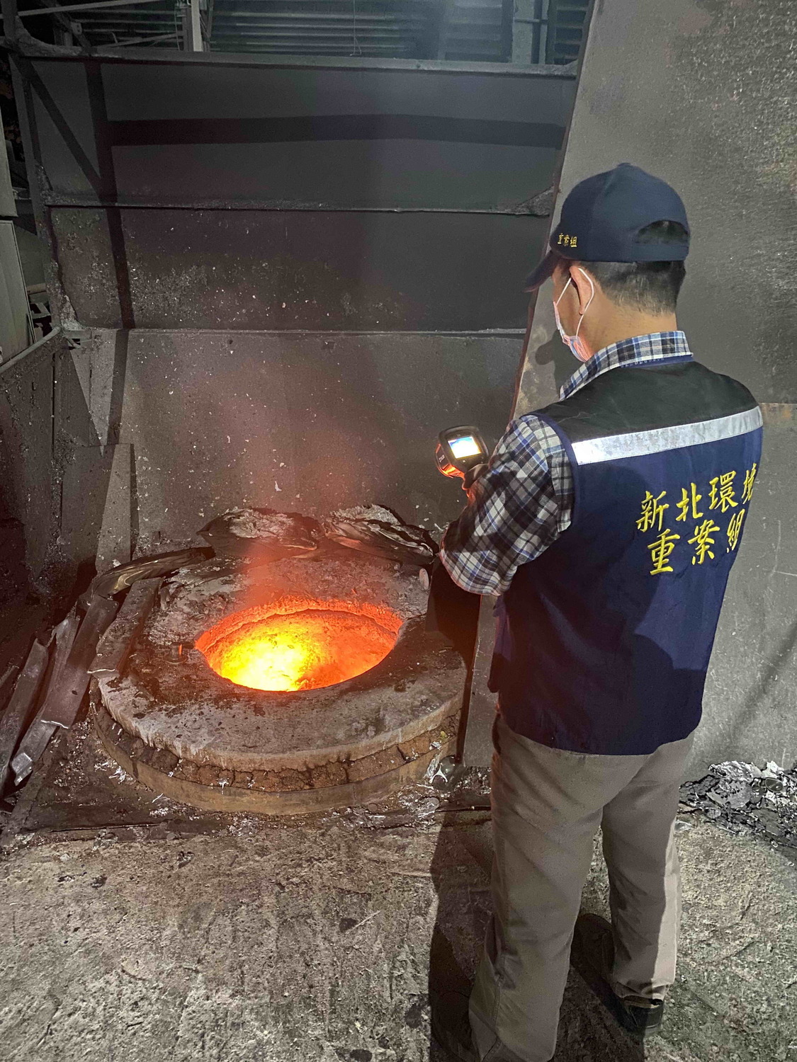 稽查員以熱顯像儀確認該工廠正以280度以上高溫進行冶煉作業。 圖:新北市環保局提供 稽查員以熱顯像儀確認該工廠正以280度以上高溫進行冶煉作業。 圖:新北市環保局提供