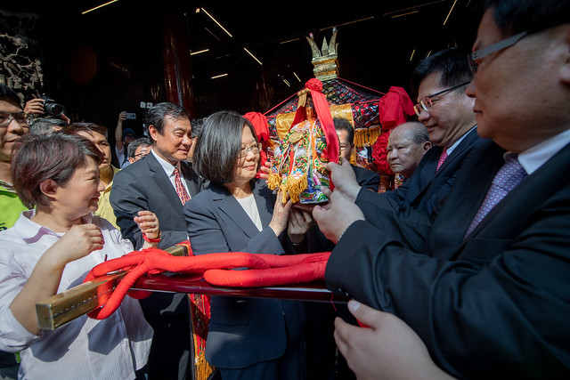 蔡英文2019年時赴鎮瀾宮恭請媽祖上轎,並祈求台灣平安。 圖:取自總統府網站(資料照片) 蔡英文2019年時赴鎮瀾宮恭請媽祖上轎,並祈求台灣平安。 圖:取自總統府網站(資料照片)