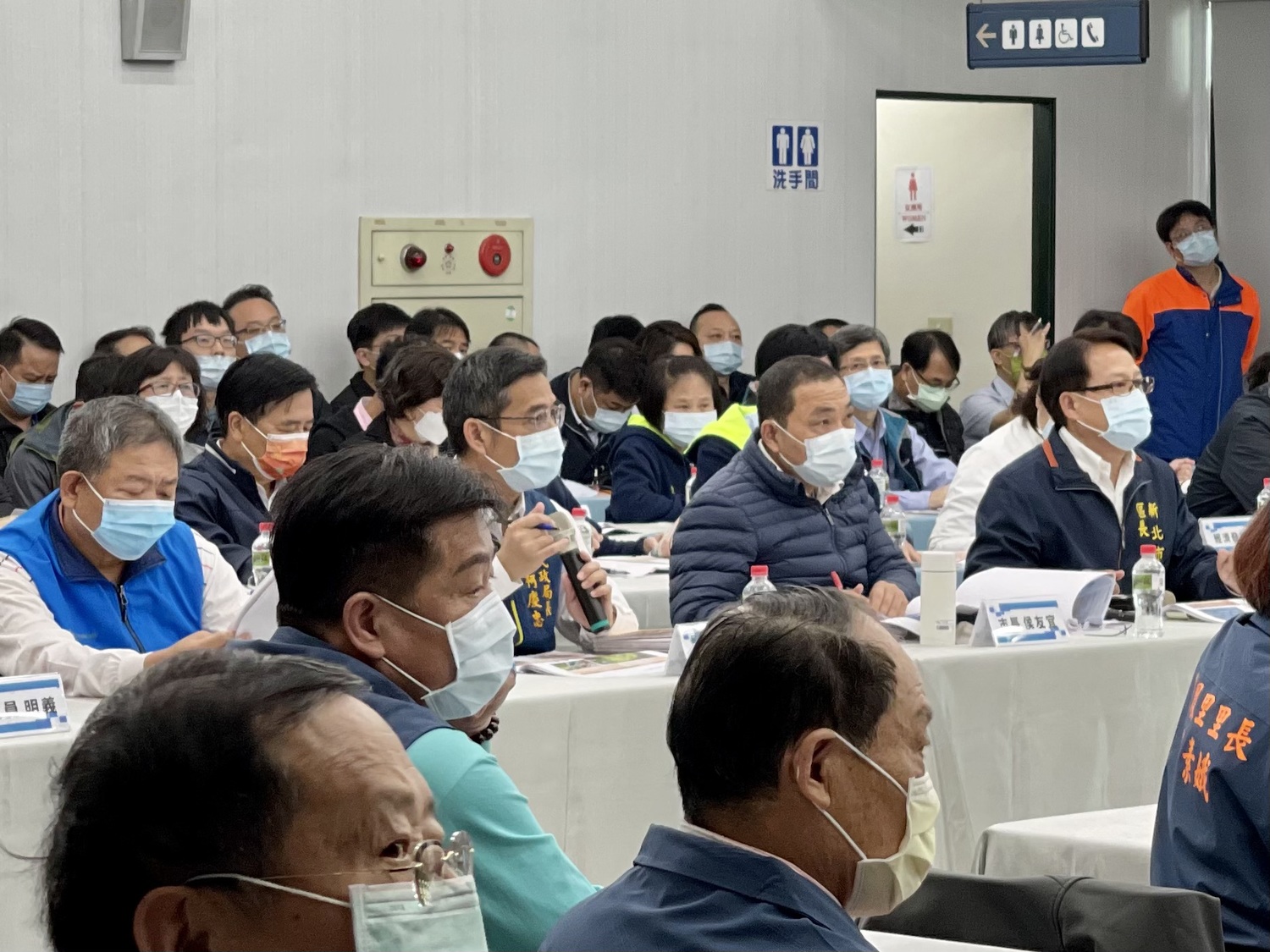 侯友宜參加新莊區行動治理,傾聽里長建議。 圖:新北民政局提供 侯友宜參加新莊區行動治理,傾聽里長建議。 圖:新北民政局提供