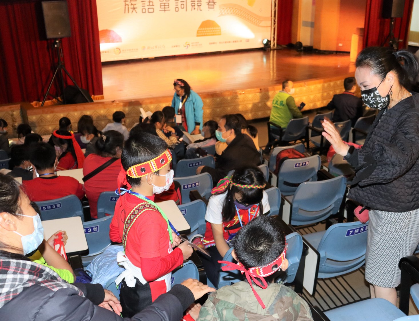 新北市原民局長羅美菁為參賽學生加油。 圖:新北市原民局提供 新北市原民局長羅美菁為參賽學生加油。 圖:新北市原民局提供