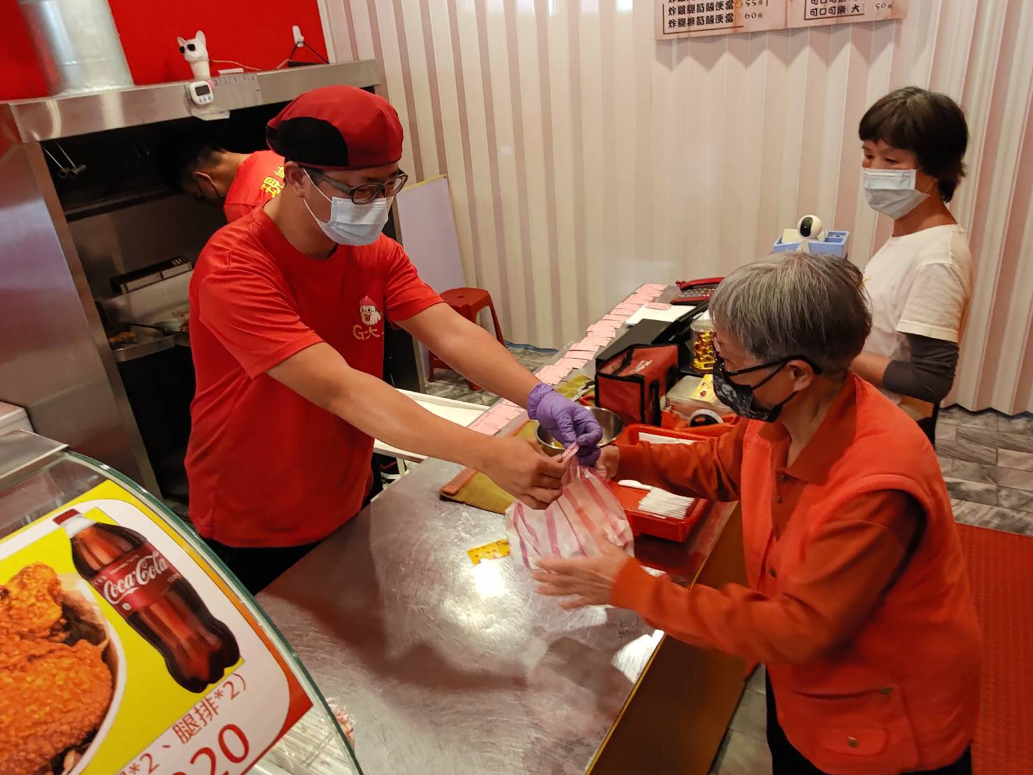 G大人土城學府店推出50元雞翅便當買1送1,等於1個便當25元。 圖/王峻昌攝 G大人土城學府店推出50元雞翅便當買1送1,等於1個便當25元。 圖/王峻昌攝