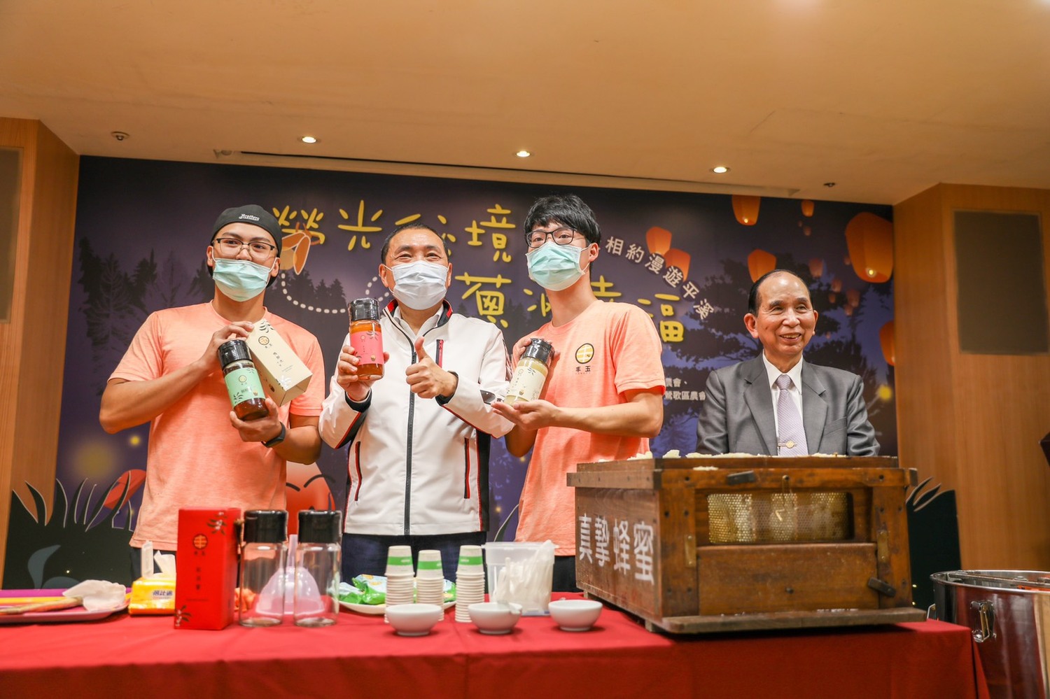 新北市府與平溪區農會共同推動青農返鄉及美味珠蔥。 圖:新北市政府提供 新北市府與平溪區農會共同推動青農返鄉及美味珠蔥。 圖:新北市政府提供