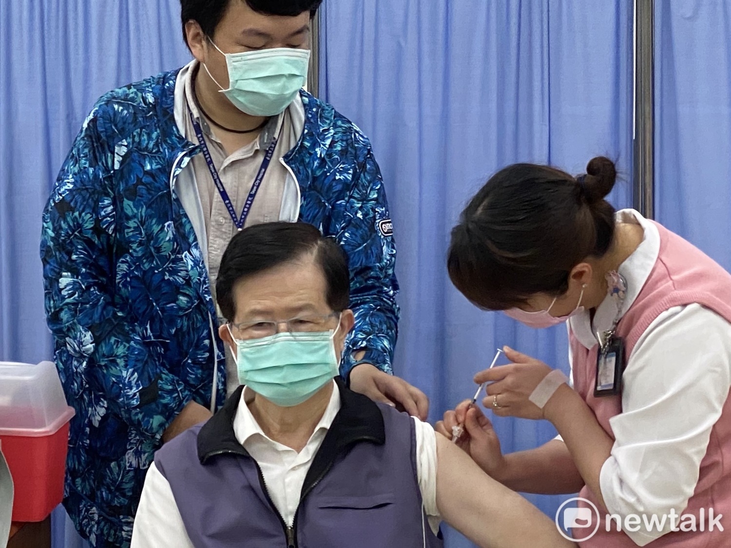 北市衛生局長黃世傑施打AZ疫苗。 圖:周煊惠 / 攝(資料照) 北市衛生局長黃世傑施打AZ疫苗。 圖:周煊惠 / 攝(資料照)