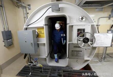 柏崎-刈羽核電廠的一名工人進入6號防護堆強混泥土包封容器。 圖 : 翻攝自頭條號 / 寄趣科技驛站 柏崎-刈羽核電廠的一名工人進入6號防護堆強混泥土包封容器。 圖 : 翻攝自頭條號 / 寄趣科技驛站