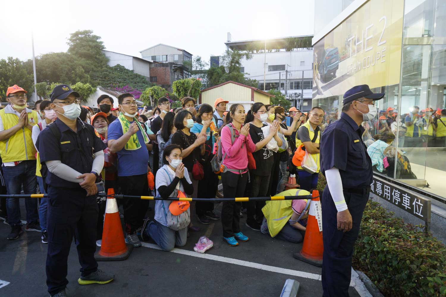 進香客在白沙屯媽祖駐駕的彰化昌一汽車外,向白沙屯媽祖祈福。 圖:張良一/攝 進香客在白沙屯媽祖駐駕的彰化昌一汽車外,向白沙屯媽祖祈福。 圖:張良一/攝