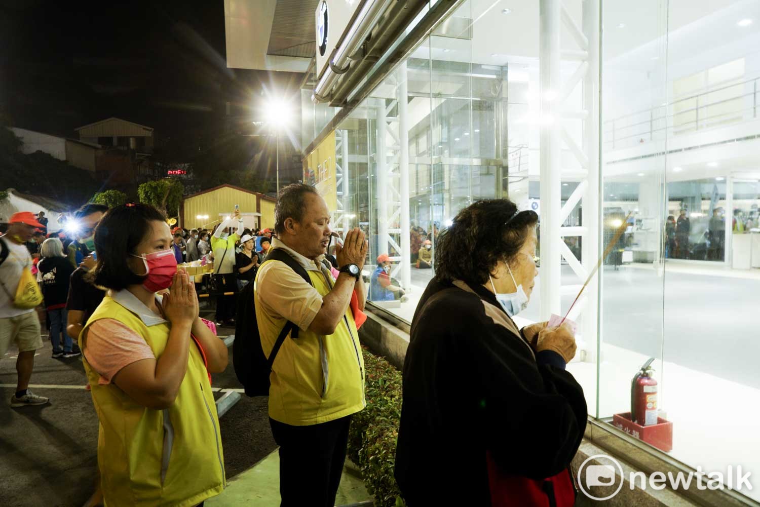 進香客在白沙屯媽祖駐駕的彰化昌一汽車外,向白沙屯媽祖祈福。 圖:張良一/攝 進香客在白沙屯媽祖駐駕的彰化昌一汽車外,向白沙屯媽祖祈福。 圖:張良一/攝