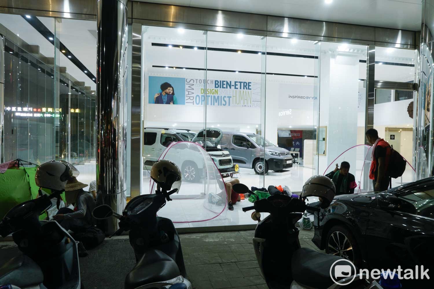 賣法國汽車的聖和汽車並沒有開放展示間讓進香客休息睡覺,不過進香客還是可以在展示間外搭帳篷睡覺。 圖:張良一/攝 賣法國汽車的聖和汽車並沒有開放展示間讓進香客休息睡覺,不過進香客還是可以在展示間外搭帳篷睡覺。 圖:張良一/攝
