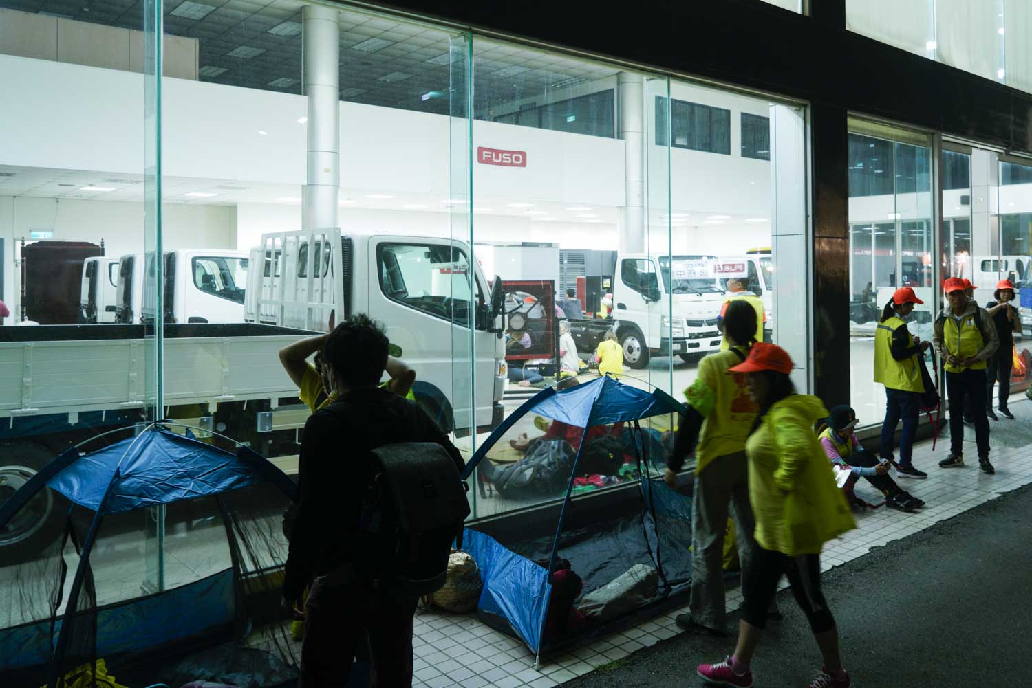 賣Fuso貨車的裕益汽車將展示車裡裡外外都開放給進香客休息睡覺。 圖:張良一/攝 賣Fuso貨車的裕益汽車將展示車裡裡外外都開放給進香客休息睡覺。 圖:張良一/攝