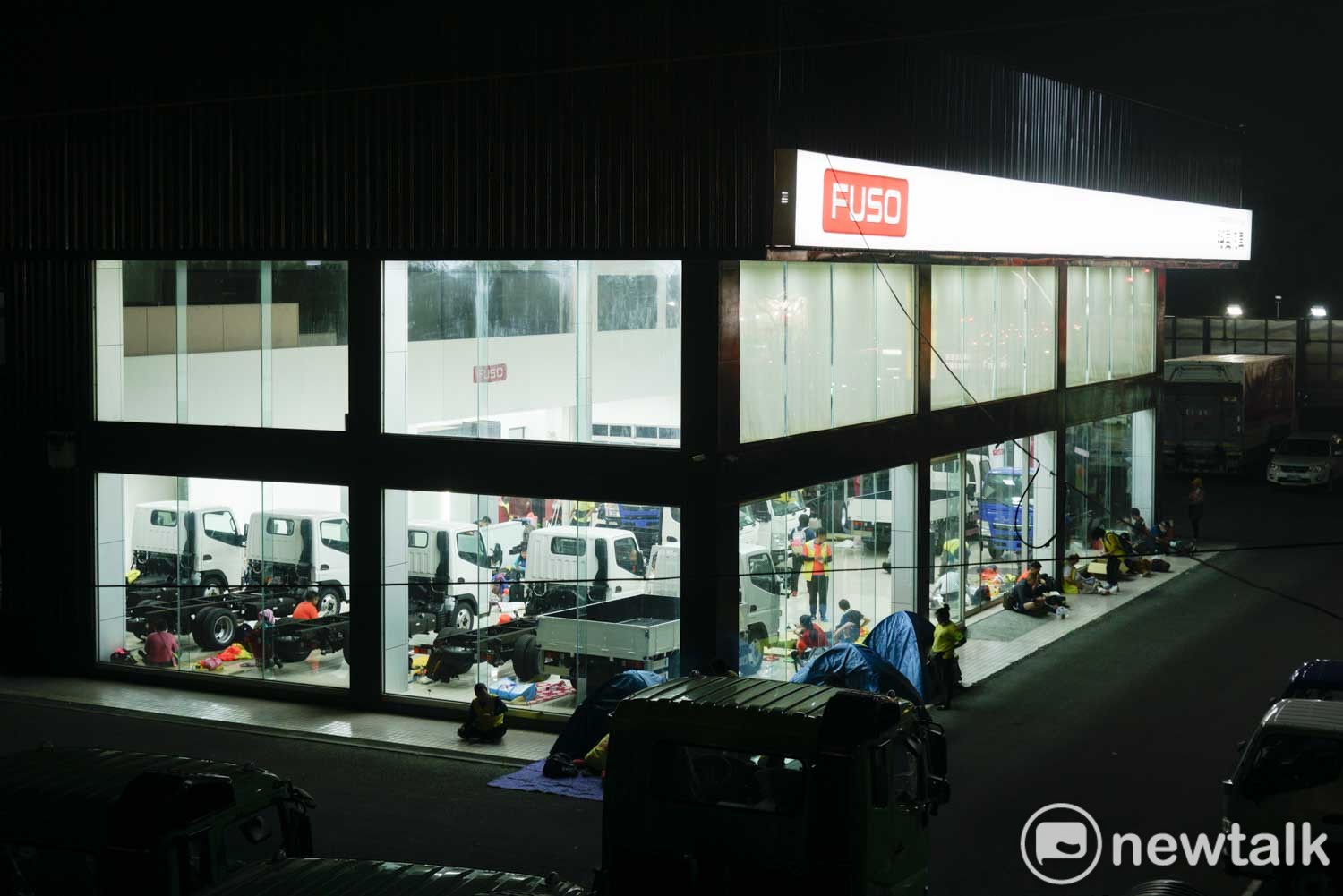 賣Fuso貨車的裕益汽車將展示車裡裡外外都開放給進香客休息睡覺。 圖:張良一/攝 賣Fuso貨車的裕益汽車將展示車裡裡外外都開放給進香客休息睡覺。 圖:張良一/攝