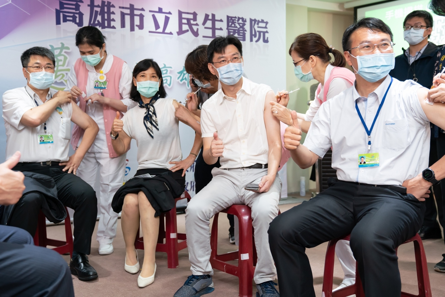 高市府局處首長隨陳其邁施打COVID-19疫苗。 圖:高雄市政府/提供 高市府局處首長隨陳其邁施打COVID-19疫苗。 圖:高雄市政府/提供