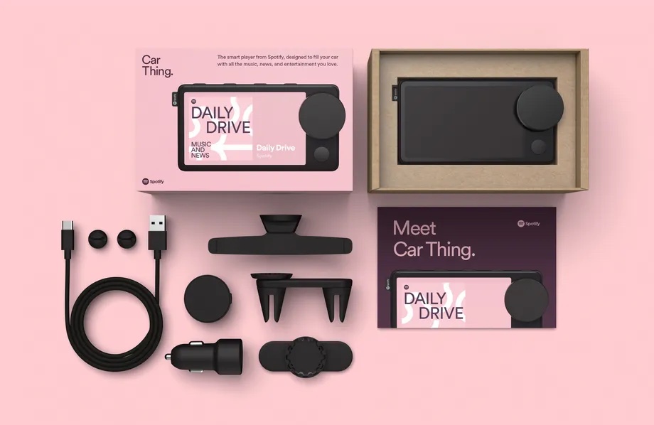 Car Thing重量輕巧,會附贈3種安裝零件以及USB充電線等配件。 圖:翻攝自Spotify Car Thing重量輕巧,會附贈3種安裝零件以及USB充電線等配件。 圖:翻攝自Spotify