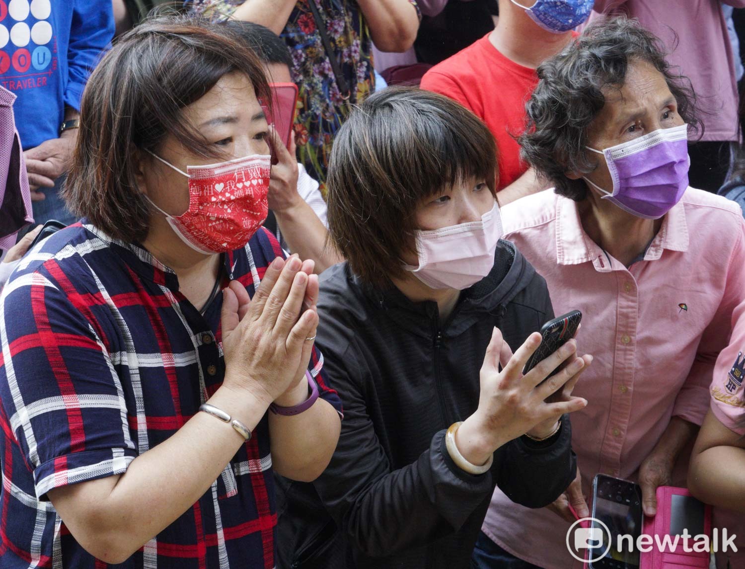 往北港朝天宮進香的白沙屯媽祖在彰化市陽光綠地大廈停駐休息時,一些住戶跪在鑾轎前向媽祖參拜祈福。 圖:張良一/攝 往北港朝天宮進香的白沙屯媽祖在彰化市陽光綠地大廈停駐休息時,一些住戶跪在鑾轎前向媽祖參拜祈福。 圖:張良一/攝