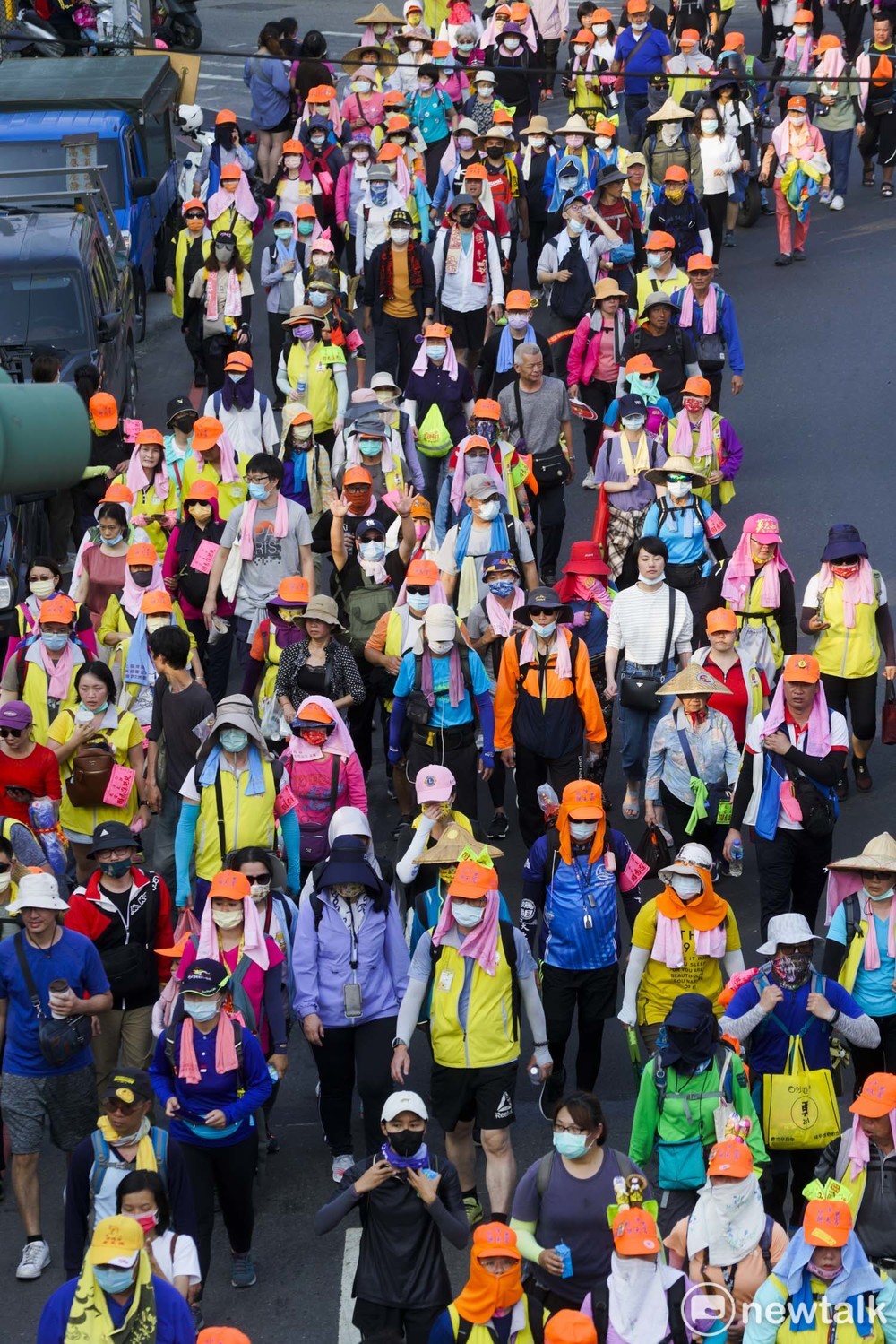 數以萬計的白沙屯媽祖的香燈腳跟隨媽祖往北港朝天宮進香,香客和車輛組成的進香隊伍擠爆了彰化市中山路,場面相當壯觀。 圖:張良一/攝 數以萬計的白沙屯媽祖的香燈腳跟隨媽祖往北港朝天宮進香,香客和車輛組成的進香隊伍擠爆了彰化市中山路,場面相當壯觀。 圖:張良一/攝
