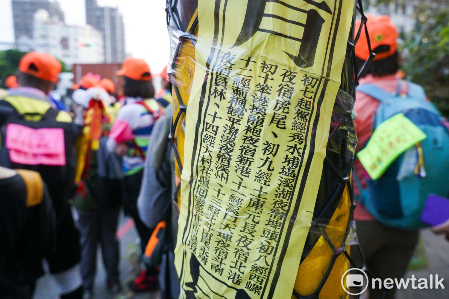 白沙屯媽祖往北港朝天宮進香的隊伍擠爆了彰化市的中山路,而路旁的電線桿上也貼著彰化南瑤宮的一張進香告示,大甲鎮瀾宮媽祖回鑾也將再度通過經過此地,凸顯出「三月迓媽祖」的盛況! 圖:張良一/攝 白沙屯媽祖往北港朝天宮進香的隊伍擠爆了彰化市的中山路,而路旁的電線桿上也貼著彰化南瑤宮的一張進香告示,大甲鎮瀾宮媽祖回鑾也將再度通過經過此地,凸顯出「三月迓媽祖」的盛況! 圖:張良一/攝