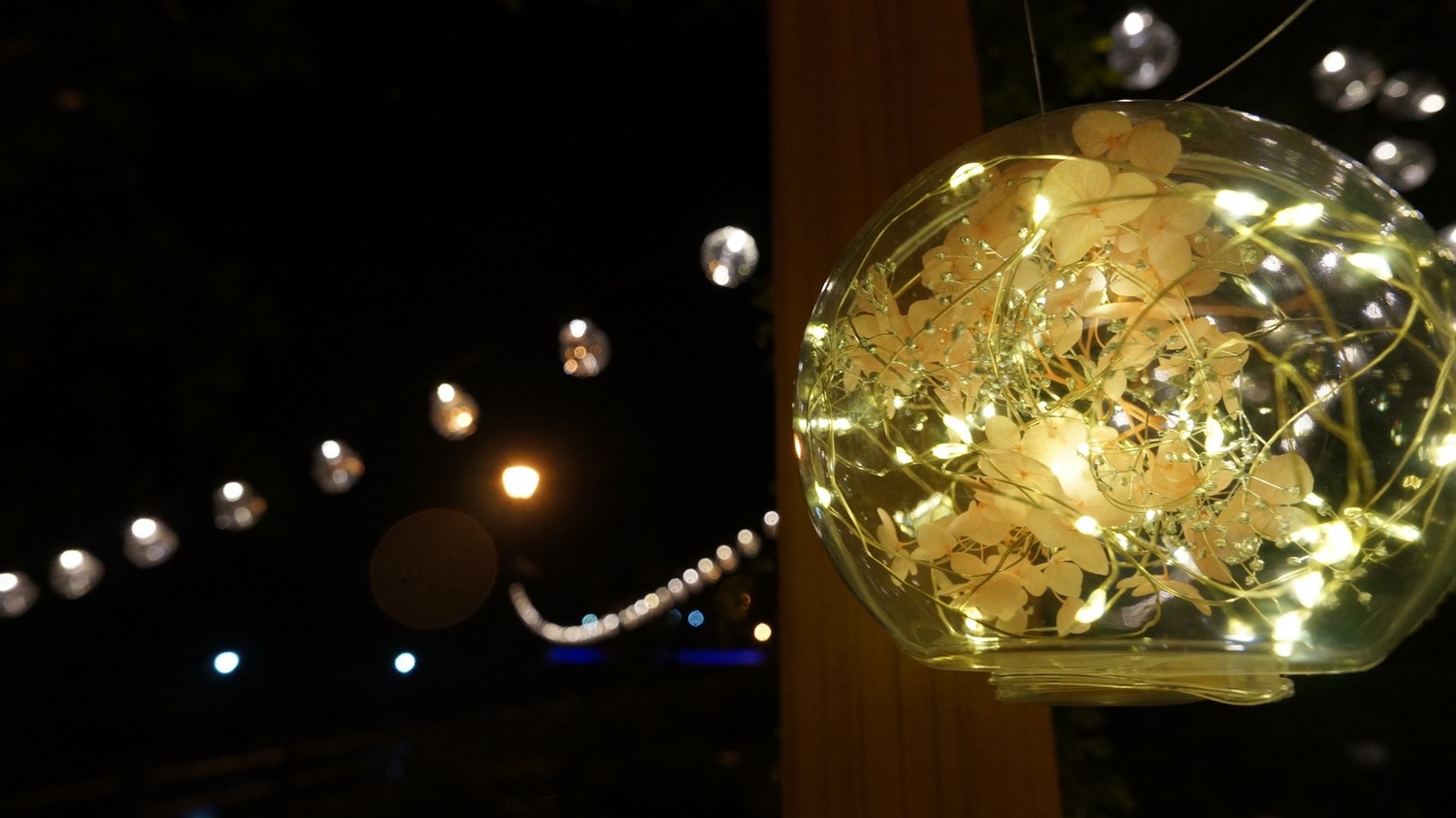 夜間的玻璃花球燈飾。 圖:新北市農業局提供 夜間的玻璃花球燈飾。 圖:新北市農業局提供