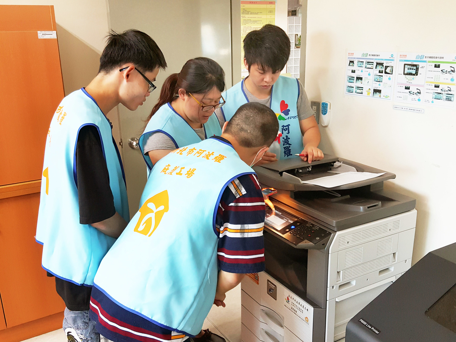 庇護員工在阿波羅庇護工場內工作。 圖:新北市勞工局提供 庇護員工在阿波羅庇護工場內工作。 圖:新北市勞工局提供