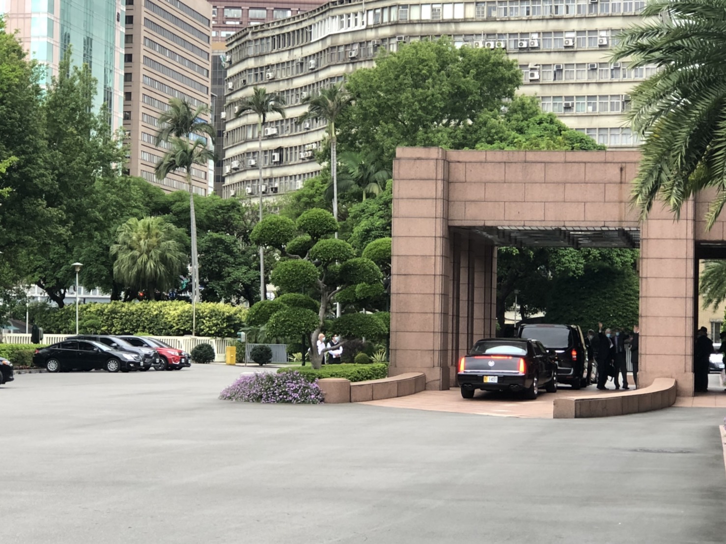 前聯邦參議員陶德(Christopher Dodd, D-CT)特別針對遠方等待拍攝畫面的大批記者們「揮手」致意。 圖:謝莉慧/攝 前聯邦參議員陶德(Christopher Dodd, D-CT)特別針對遠方等待拍攝畫面的大批記者們「揮手」致意。 圖:謝莉慧/攝