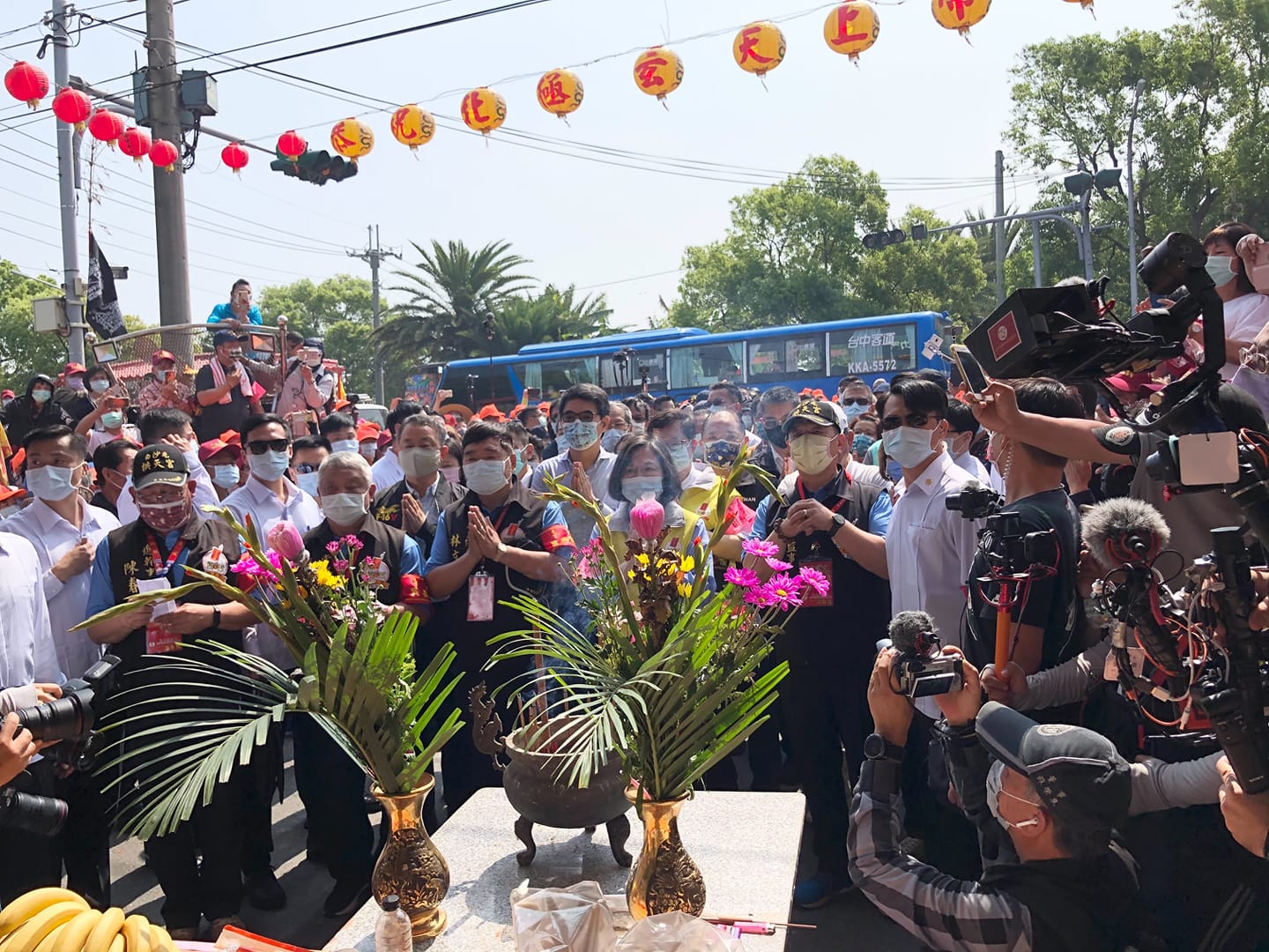 蔡英文今早抵達北港溝皂里真武殿牌樓香案處,迎接白沙屯媽祖鑾駕。 圖:取自白沙屯拱天宮臉書 蔡英文今早抵達北港溝皂里真武殿牌樓香案處,迎接白沙屯媽祖鑾駕。 圖:取自白沙屯拱天宮臉書