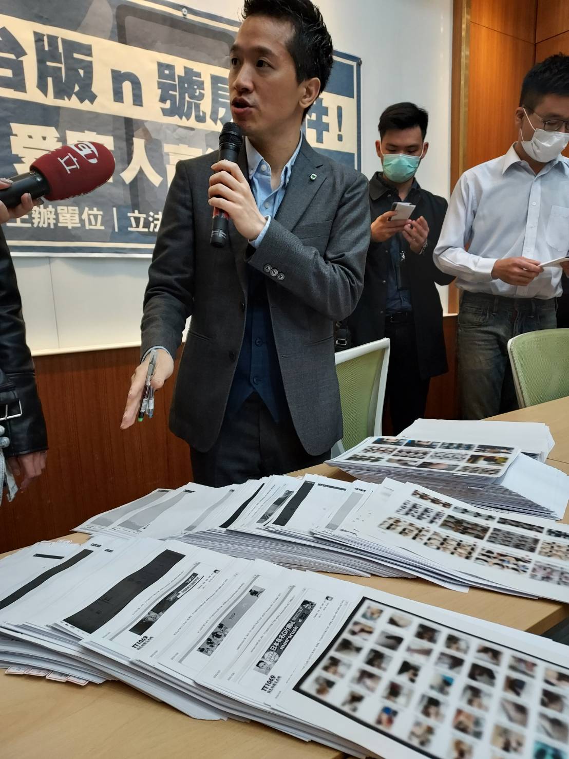 何志偉指出,受害者多達千人。 圖:陳佩君/攝 何志偉指出,受害者多達千人。 圖:陳佩君/攝